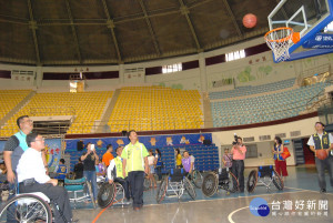 彰化市長邱建富上場體驗坐在輪椅上投籃