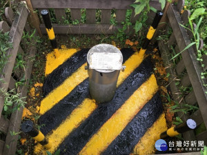 基隆市環保局針對25口監測井進行外觀油漆粉刷及環境整理，再據以維護修繕，達確保監測地下水品質功能。（圖／基隆市政府環保局提供）