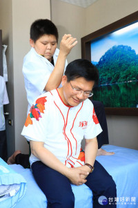 視察視障按摩據點　林佳龍實際體驗化身「最佳代言人」