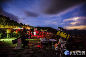 鳶峰美麗星空活動當天，現場有 20組專業天文望遠鏡及專業人士導覽解說。