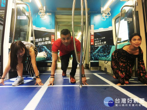 世大運捷運車廂變泳池跑道　大馬媒體直呼：太有創意了