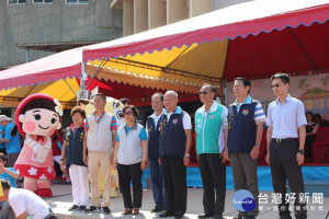 世界海洋日　麻糬哥、桐花妹捲袖做回收