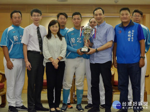 新北市青棒代表隊勇奪106年玉山盃全國青棒錦標賽冠軍，24日將冠軍獎盃獻給市長朱立倫。（圖／記者黃村杉攝）