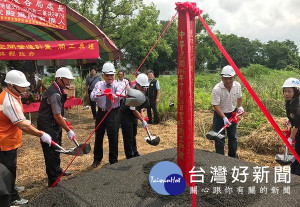 北港鎮溝皂里親水環境空間營造工程由縣長李進勇、、鎮長張勝智等人持鏟動土，祈求工程早日順利完工。（記者陳昭宗拍攝）