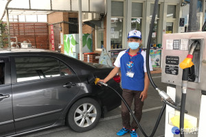 高溫逼人，台南佳里一帶中油直營店的電腦因而當機，還好5分鐘後重新開機後恢復正常加油。(圖/記者黃芳祿攝)