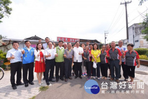 桃園市長鄭文燦前往龍潭區佳安市場，視察十一份文創園區。