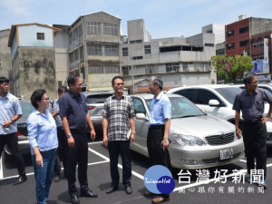 改善大甲火車站前門面及交通，無黨籍聯盟秘書林素真二十五日邀同

交通局長王義川、大甲分局長廖國政與大甲區長劉來旺等官員會勘即
將啟用的市中心停車場。（記者陳榮昌攝）