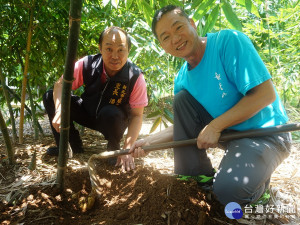 潘明宏曾獲新北市特優里長表揚，積極協助推廣地方農作，帶動青年返鄉務農的熱潮。（圖／記者黃村杉攝）