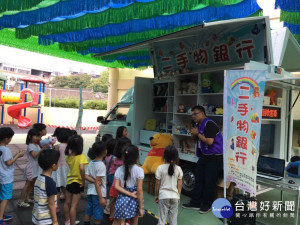 圖說:台中市府環保局「回收學園噗噗車」開進幼兒園，宣導環保回收教育，受到小朋友喜愛。