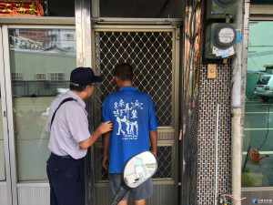 男子不勝酒力酒醉倒臥路旁，熱心警協助護送返家