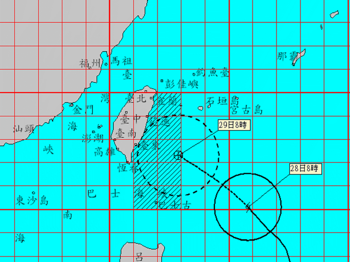 今年第9號的颱風尼莎來勢洶洶，上午8時距離鵝鑾鼻東南東方大約540公里的海面上，往西北方向朝台灣東南部海面移動，中央氣象局已在上午8時30分發布海上颱風警報，若依照目前路徑，下午2時30分將會發布陸上颱風警報。（圖／中央氣象局提供）