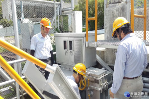 因應尼莎颱風將來襲，台南南化區曾文水庫管理局工程人員進行溢洪道閘門機電設備檢查。