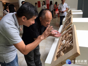 黃紗榮木雕傳習成果發表會，文化局長陳文彬欣賞作品