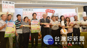 雲林縣政府與雲林縣養雞協會推廣平價生鮮土雞及雞蛋，邀請大家一起用行動支持雲林的雞肉、雞蛋。（記者陳昭宗拍攝）