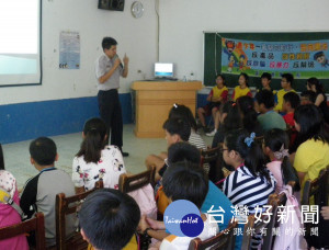 北港警方利用新生報到與師生返校日，進行預防犯罪教育宣導，避免青少年誤入歧途。（記者陳昭宗拍攝）