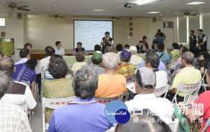 口湖焚化再生粒料暫置場惹爭議，縣府召開說明會並至現場檢測，希望鄉親能安心看待。（記者陳昭宗拍攝）