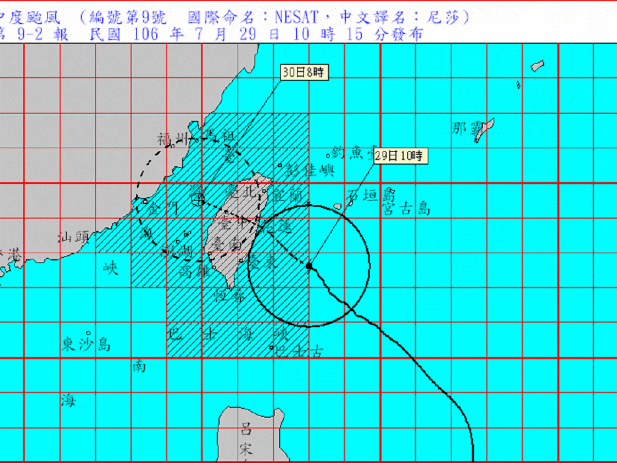 中央氣象局表示，目前中颱尼莎中心位置位於花蓮東南方約 210 公里之海面上，以每小時18公里速度，向西北轉西北西進行。暴風圈已在今(29)日上午10時接觸到東半部陸地。（圖／中央氣象局提供）