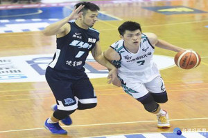 台首大籃球隊主力戰將李盈鋒，獲選職籃富邦勇士隊新秀。