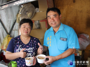 土城區員林里長蔡黃地結合愛心店家推動「待用餐」