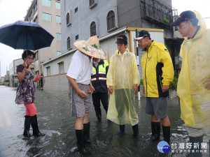 海棠颱風挾帶西南氣流侵襲南台灣，民眾砲轟台南市颱風停班課的決策反覆，事後台南市長賴清德為此道歉