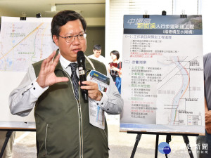 桃園市長鄭文燦親往中壢區福德橋會勘新街溪人行步道興建工程用地。