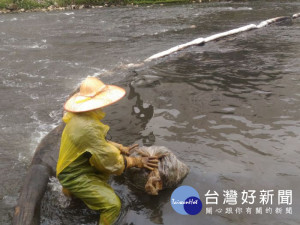 桃園市環保局特別推出「油污染應變作業手冊」及「油污染預防宣傳DM」，供民眾下載或線上閱覽。