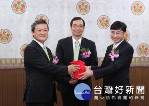 成大醫院斗六分院新舊任院長交接，由總院楊俊佑院長監交，原任趙文元院長卸任，楊延光教授接任。（記者陳昭宗拍攝）