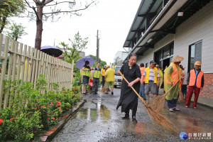 防止風災後病媒蚊孳生，張花冠縣長與太保市長黃榮利率團清潔環境