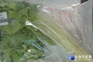 台北市衛生局今2日公布最新一波市內賣場、餐飲店生鮮蔬果殘留農藥含量檢驗結果，其中愛維根蔬食超市販賣的芹菜，竟一次被驗出7種農藥殘留過量。 （圖／台北市衛生局）
