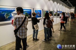 《飛閱台灣-齊柏林紀念攝影展》高雄場於駁二藝術特區B6倉庫開放至8月13日止，歡迎民眾前往觀展。（圖／高雄市政府文化局提供）