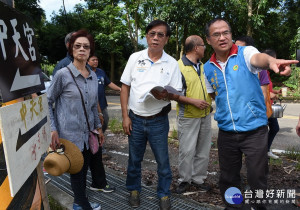 縣長林明溱會勘玉峰村玉興支線產業道路，指示改善工程。