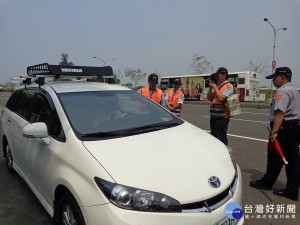 ▲高雄市區監理所及屏東監理站監警聯合稽查小組已在高雄市區及東港地區攔獲多起違規營業案件。（圖／記者何沛霖攝）