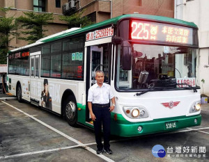 由於北市「假日友善狗狗公車」受好評，因此自8月5日起，公運處協調業者增開三重客運225路線與首都客運669路線公車「假日友善狗狗公車」，配合營駛至迎風狗運動公園及華山狗活動區，供狗兒飼主搭乘利用。（圖／台北市公共運輸處）