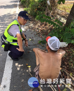 蔡瑞彬見老翁癱坐路旁，立即下車關心，並協助購餐及平安送返家中，社區居民深表肯定與讚許。（記者陳昭宗拍攝）