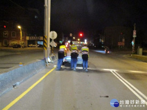 巡邏巧遇拋錨車　警方幫忙推車揪甘心