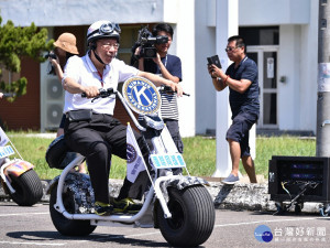 柯文哲笑說，騎腳踏車比較安全，感覺小哈雷油門不太好控制。（圖／台北市政府提供）