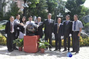 建國科技大學負離子公園正式啟用，吳聯星董事長、陳繁興校長、彰化縣政府參議陳逸玲、彰化市長邱建富、建國科大校友總會常務監事李木吉等人