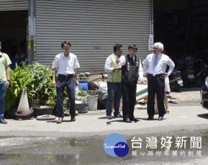 圖說：北港平實街遇雨即淹，困擾當地住戶，縣長李進勇、鎮長張勝智前往會勘，允諾改善。（記者陳昭宗拍攝）