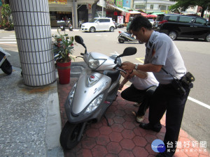 熱「暑」了!機車半路拋錨 波麗士助脫困