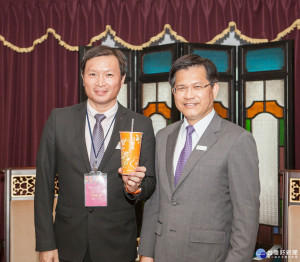 圖/台中市林佳龍市長（右）、白面東餐飲集團吳建東董事長（左）。