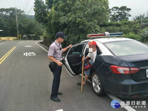 失智老人烈日中徘徊　暖警關心護送返家