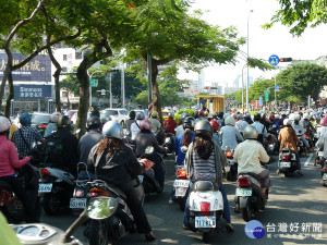 交通局為有效改善肇事情形，持續進行車道規劃改善。（圖／記者潘姿瑛攝）