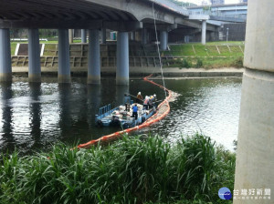 隆河設攔污索　攔阻上游死魚漂至北市