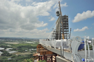 崗山之眼園區的天空廊道14日舉行「主塔柱頭安座典禮」。（圖／記者許凱涵攝）