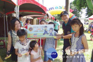 北港警方結合家庭服務中心「為愛而動」夏日饗宴活動，積極強化青春專案犯罪預防宣導。（記者陳昭宗拍攝）