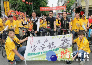 立委劉建國、民政處長程源宏及朝天宮董事長蔡咏锝，一早陪同進香車隊從鎮安宮啟程。（記者陳昭宗拍攝）