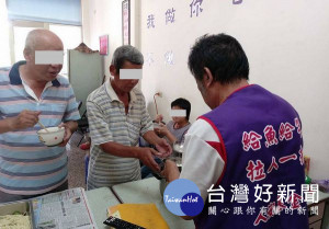 高溫來襲，人安基金會雲林平安站發送清涼飲品，並提供礦泉水及毛巾等物品，幫助寒士避暑。（記者陳昭宗拍攝）