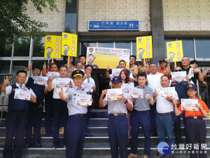 交通大隊副大隊長李安平帶領各車隊司機代表，一起進行「心程則寧」公約宣誓與簽名。