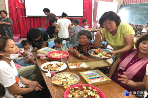 迎接「祖孫節」到來，方郭秀雲里長(右二)親切為祖孫們夾菜送餐。(圖/記者黃芳祿攝) 