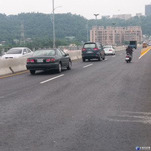 武嶺橋專用機車道拓寬完，目前已先行開放東端至西端的三線道行駛。(記者陳寶印攝)